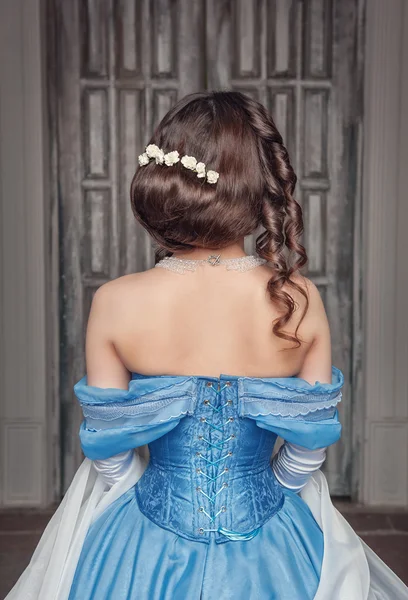 Hermosa mujer medieval en vestido azul, espalda — Foto de Stock