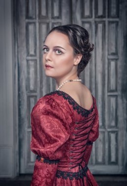 Kırmızı elbiseli güzel Ortaçağ kadın