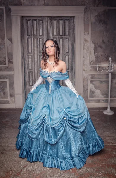 Belle femme médiévale en robe bleue longue — Photo