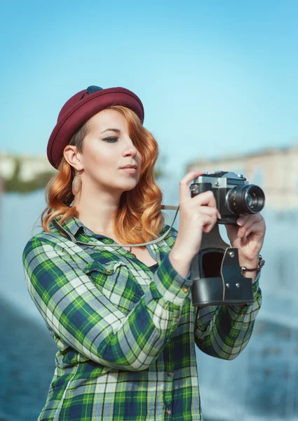 Bederní žena v klobouku a brýle s retro fotoaparát — Stock fotografie