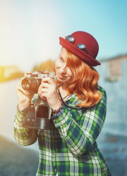 流行に敏感な女性のレトロなカメラで画像を作る — ストック写真