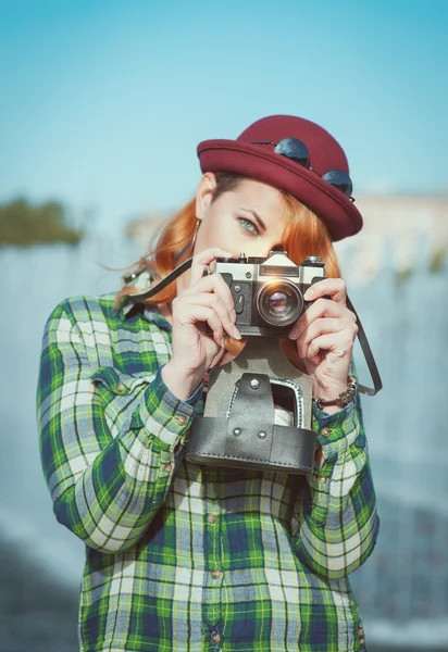 流行に敏感な女性のレトロなカメラで、カメラの焦点画像を作る — ストック写真