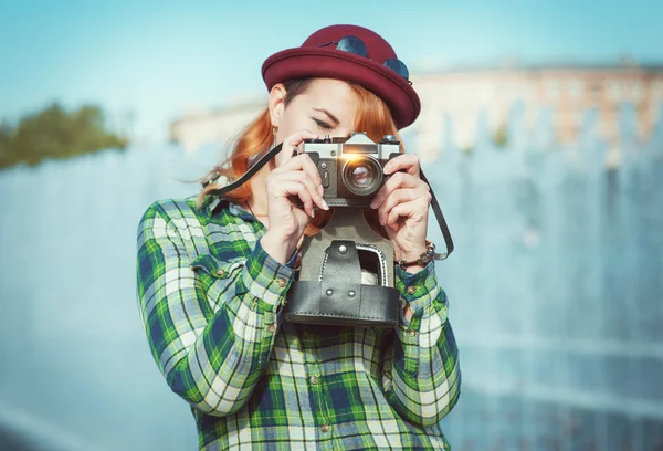流行に敏感な女性のレトロなカメラで、カメラの焦点画像を作る — ストック写真