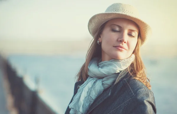 Bella donna in cappello e sciarpa — Foto Stock