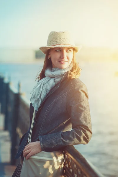 Güzel bir kadın şapka ve atkı — Stok fotoğraf