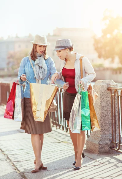 Duas meninas bonitas com sacos de compras — Fotografia de Stock
