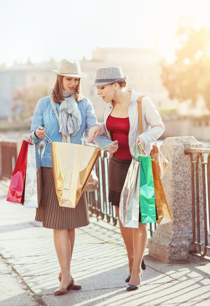 Due belle ragazze con borse della spesa — Foto Stock