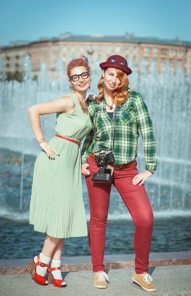 Twee mooie hipster meisjes — Stockfoto