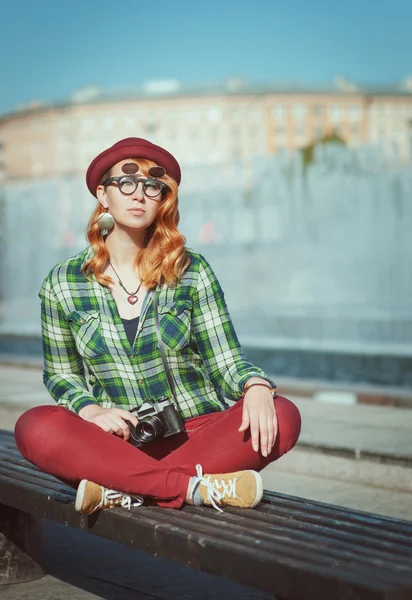 Hipster mujer en sombrero y gafas con cámara retro — Foto de Stock