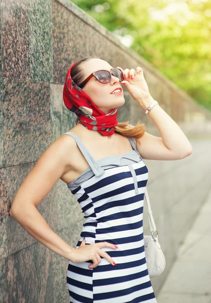 Giovane bella donna con occhiali da sole e scialle — Foto Stock