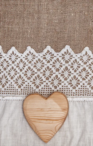 Fond en toile de jute avec tissu dentelle et coeur en bois — Photo