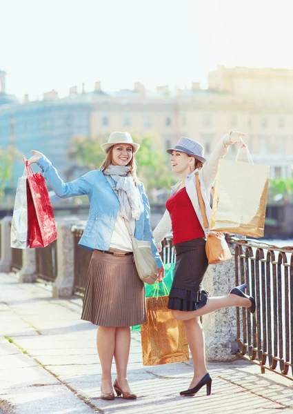 Duas meninas bonitas com sacos de compras — Fotografia de Stock