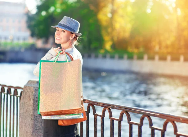 Hermosa chica con bolsas de compras — Foto de Stock