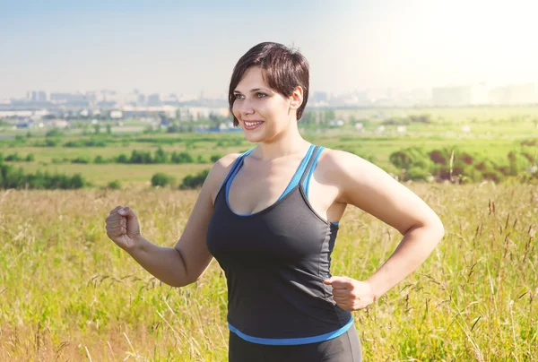 Fitness plus size kvinna kör utomhus — Stockfoto