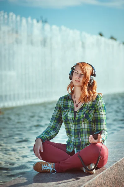 Хіпстерська дівчина з навушниками слухає музику — стокове фото