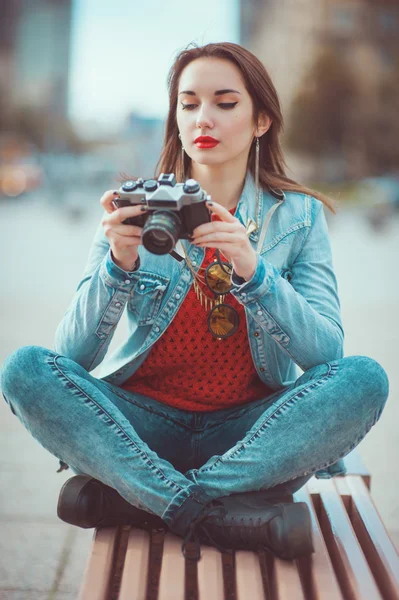 Хипстерская девушка с ретро-камерой — стоковое фото