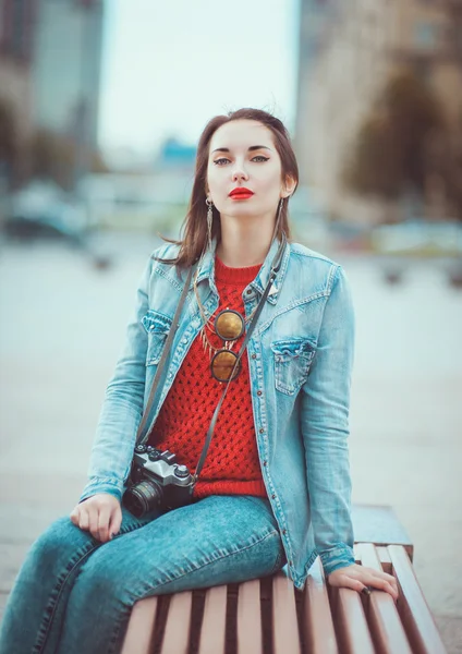 Hipster chica con cámara retro — Foto de Stock