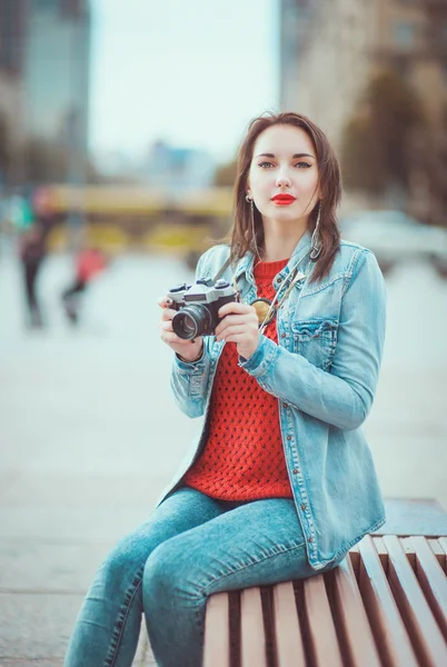 Hipster ragazza con fotocamera retrò — Foto Stock