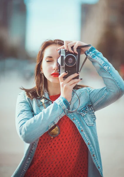 レトロなカメラで内気な少女 — ストック写真