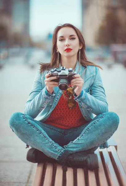 Hipster girl with retro camera — Stock Photo, Image