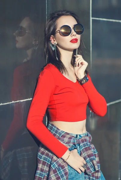 Chica joven y bella con gafas de sol — Stok fotoğraf