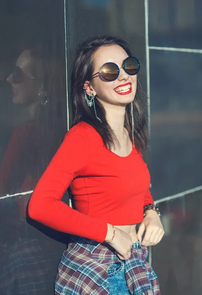 Jovem menina bonita feliz com óculos de sol — Fotografia de Stock