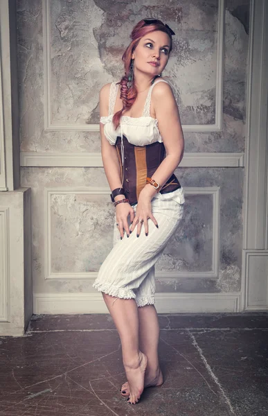 Belle femme steampunk posant — Photo