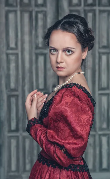 Mulher medieval bonita em vestido vermelho — Fotografia de Stock