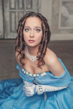 mavi elbise dua içinde güzel bir ortaçağ kadın