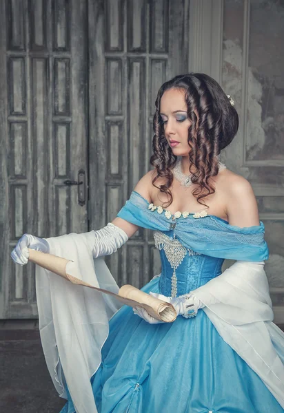 Piękna kobieta w średniowiecznych sukienka z przewijania list — Zdjęcie stockowe