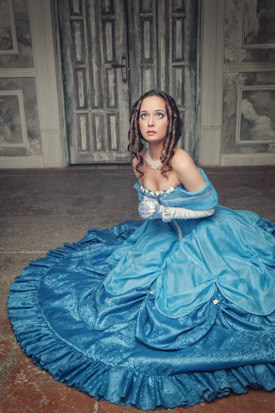 青いドレスの祈りで美しい中世女性 — ストック写真