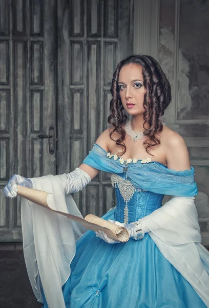 Hermosa mujer en vestido medieval con letra de pergamino —  Fotos de Stock