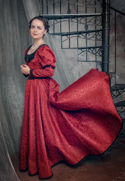 Schöne Frau im flatternden mittelalterlichen Kleid — Stockfoto