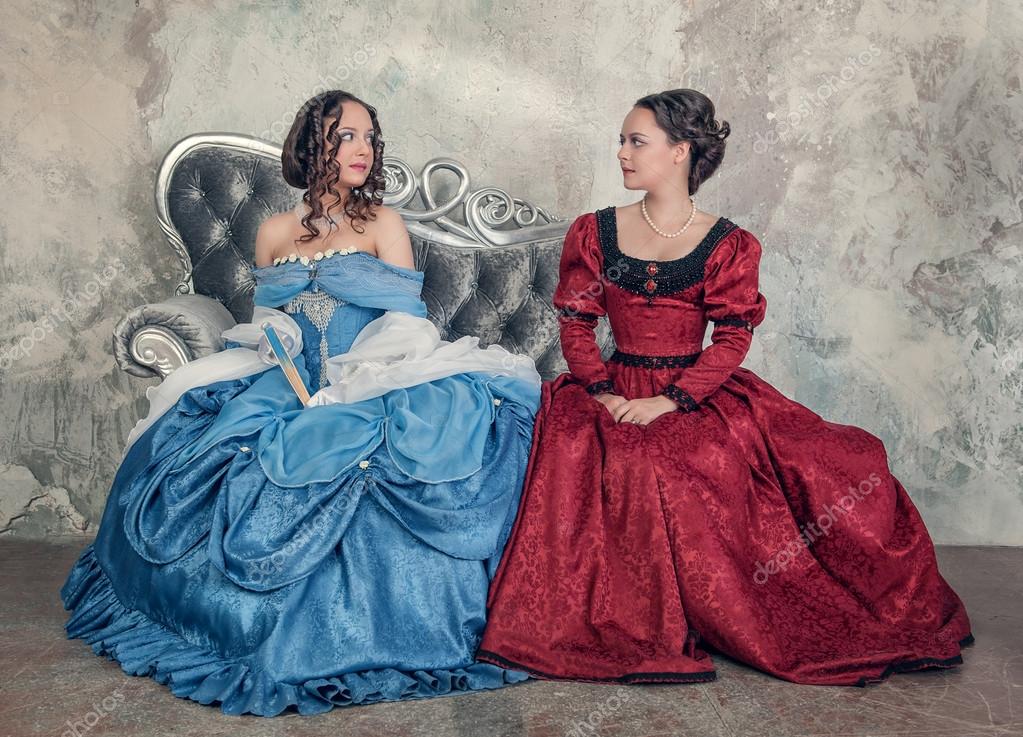 Dos hermosas mujeres en vestidos medievales en el sofá: fotografía de stock © DarkBird #55190361 | Depositphotos Dos hermosas mujeres en vestidos medievales en el sofá: fotografía de stock © DarkBird #55190361 | Depositphotos