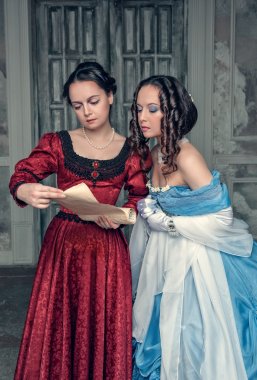 Kaydırma mektup ile Ortaçağ elbiseler güzel kızlar