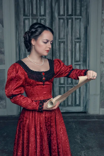 Hermosa mujer en vestido medieval con letra de pergamino — Foto de Stock