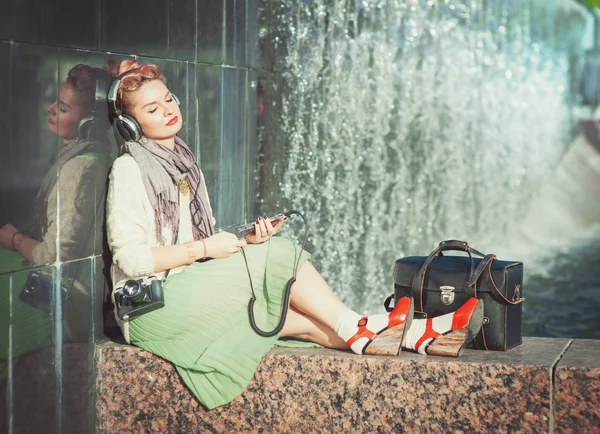 Hipster menina da moda ouvir música ao ar livre — Fotografia de Stock