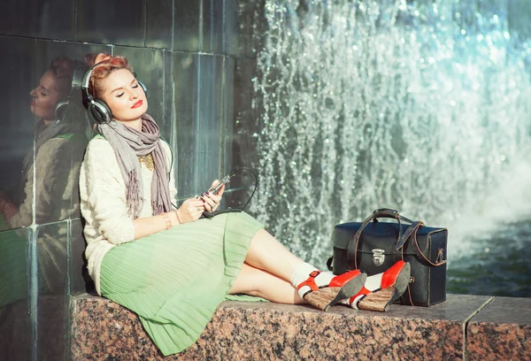 Hipster mode meisje luisteren muziek buiten — Stockfoto