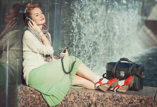 Hipster chica de moda escuchando música al aire libre — Foto de Stock