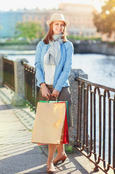 Красивая девушка с сумками — стоковое фото