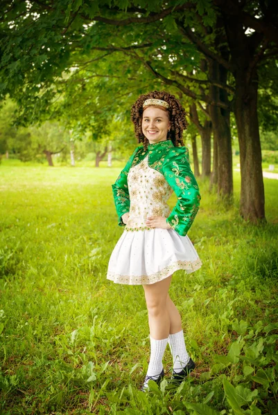 Joven hermosa chica en irlandés danza vestido posando al aire libre —  Fotos de Stock