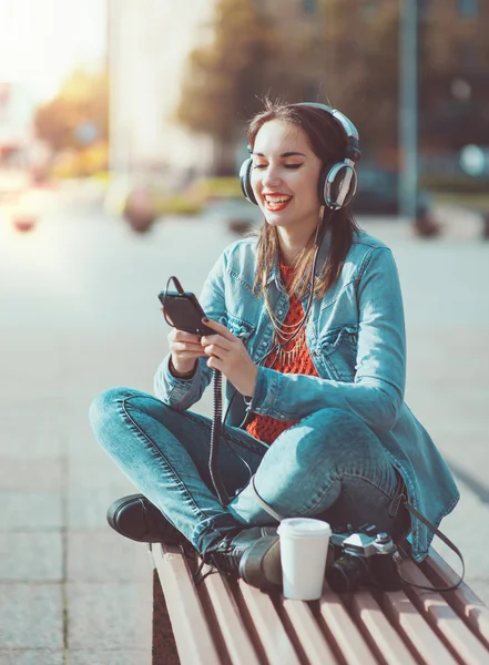 Hipster mooi meisje luisteren muziek — Stockfoto