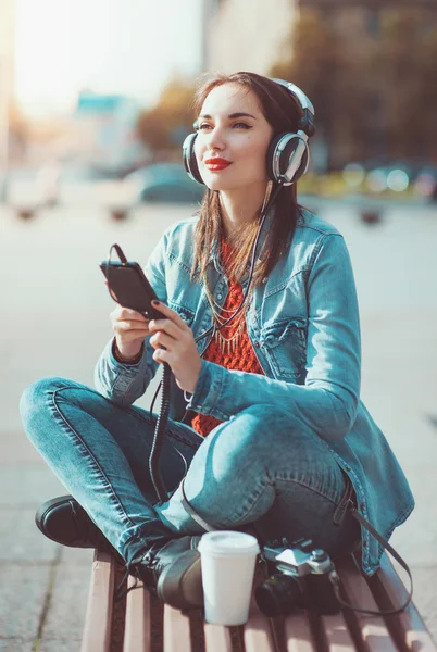 Hipster mooi meisje luisteren muziek — Stockfoto