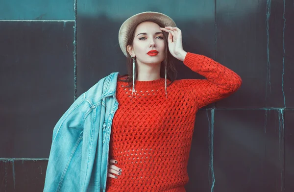 Joven hermosa chica en jersey rojo con sombrero — Foto de Stock