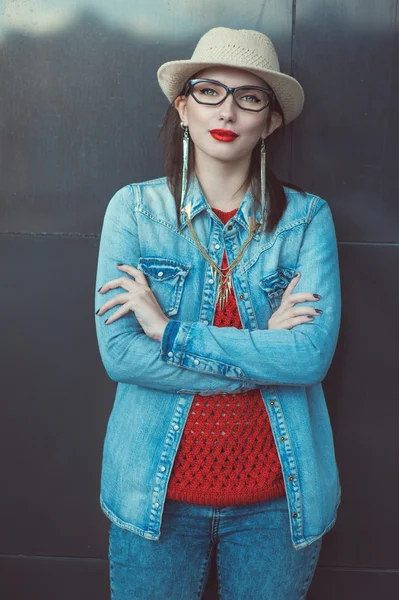 Joven hermosa chica en jersey rojo con gafas — Foto de Stock