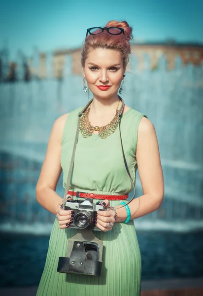 Belle fille en vêtements vintage avec caméra rétro — Photo