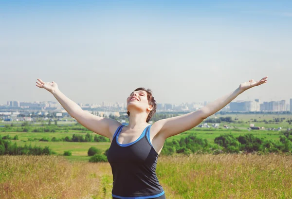 Lächelnde Fitness plus Größe Frau genießen Sonnenlicht — Stockfoto