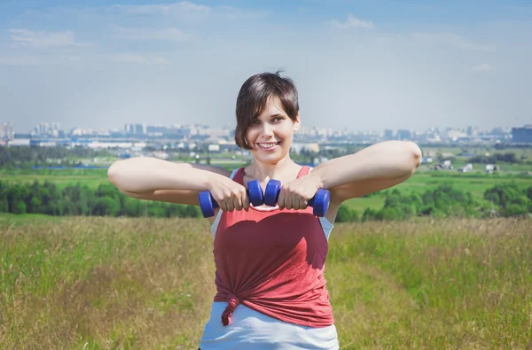 Schöne Plus-Size-Frau beim Training mit Kurzhanteln — Stockfoto