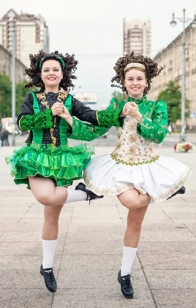 İrlandalı dans iki kadın elbiseleri ve dans peruk — Stok fotoğraf