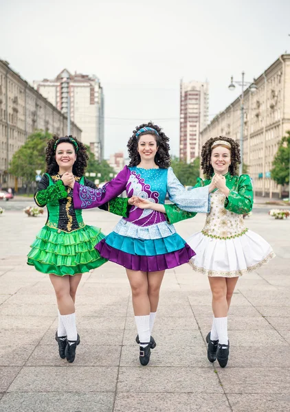 Three women in irish dance dresses and wig posing — Stock Photo, Image